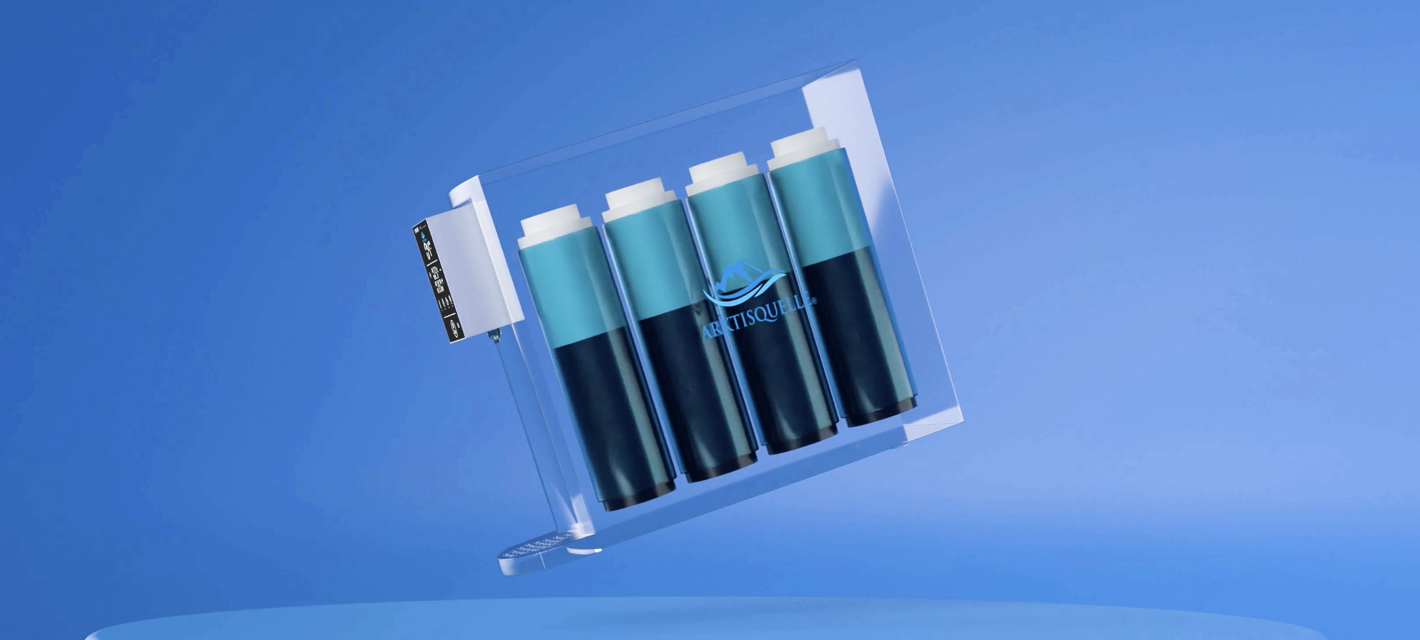 Transparente Arktisquelle-Demobox mit vier blauen Filterkartuschen und Miniatur-Display – schwebend vor blauem Hintergrund als anschauliches Demonstrationsmodell der Filtertechnologie.