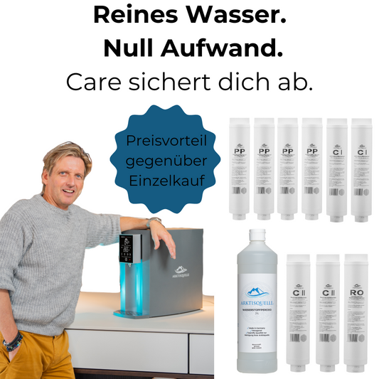 Mann neben Arktisquelle Osmoseanlage mit Care Paket bestehend aus Filterkartuschen und Wasserstoffperoxid sowie Hinweis auf Preisvorteil gegenüber Einzelkauf